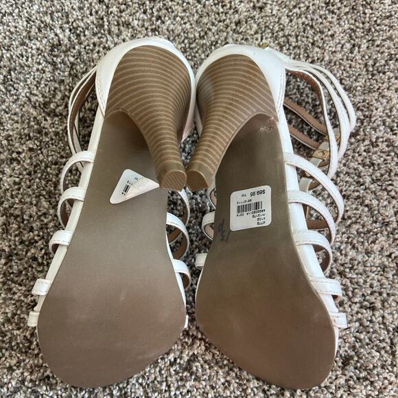 Lane Bryant strappy white heel with gold bows 7w new with defect - Picture 8 of 8